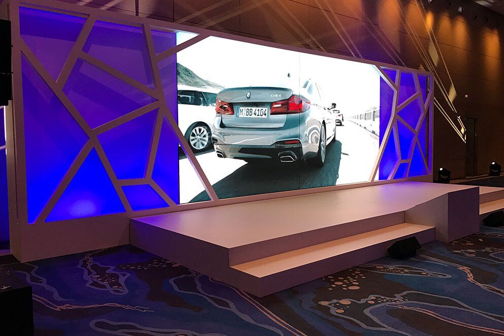 Novelty scenography