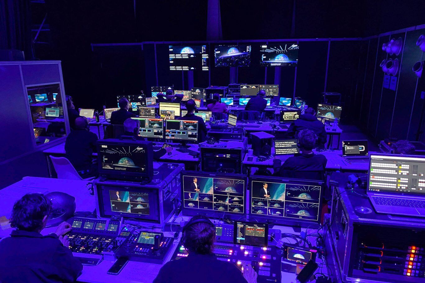Novelty streaming and broadcasting